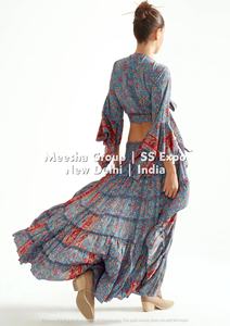 Ensemble coordonné imprimé floral bohème pour femme – Haut court à nouer à col en V et jupe longue à volants asymétrique – Ensemble deux pièces – Assortiment - Product Image 2