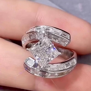 Anillo de Compromiso de Oro Amarillo de 14K con Diamante Cultivado en Laboratorio de Corte Princesa de 1.50CT, Certificado IGI, Claridad VS+, Banda de 2.2MM, Diseño Minimalista - Product Image 1
