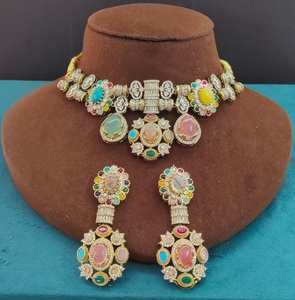Conjunto de collar inspirado en Sabyasachi de calidad premium, diseño único y hermoso, ideal para novias, se adapta a cualquier atuendo de fiesta. - Product Image 4