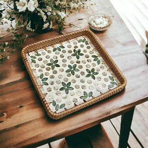 Plateau de service en rotin tressé à la main avec incrustations de nacre, plateau de table basse, plateau décoratif carré blanc et vert à fleurs - Product Image 5