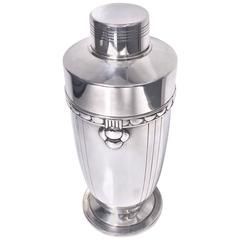 Shaker à cocktails artisanal fabriqué en métal de qualité avec une finition unique, un design ergonomique et un couvercle sécurisé pour recevoir des invités - Product Image 6
