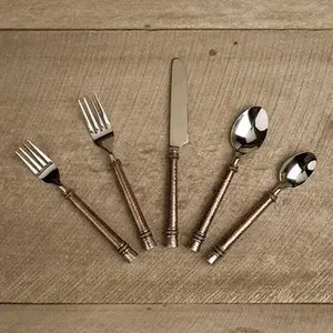 Ensemble de couverts modernes en acier inoxydable pour un usage quotidien dans les cuisines, avec des ustensiles en métal robustes et durables pour la salle à manger. - Product Image 1
