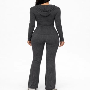 Ensemble de survêtement gris foncé pour femme avec veste zippée à capuche et poches latérales, pantalon évasé, coupe décontractée ample, idéal pour l'automne - Product Image 2