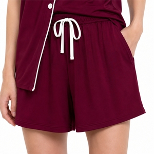 Ensemble de pyjama court en satin pour femme – Léger, respirant, séchage rapide, confortable, avec passepoil contrastant, coupe décontractée – Idéal pour l'été - Product Image 4