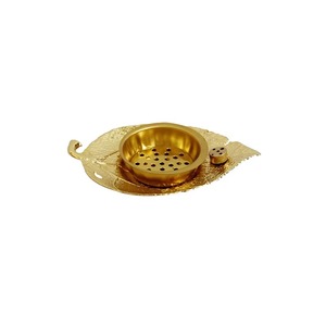 Brûleur d'encens artisanal en laiton en forme de feuille avec design en maille, utilisation aromatique, support décoratif toutes saisons - Product Image 1