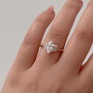 Bagues de fiançailles personnalisées en or massif 14K 18K avec diamants de laboratoire marquise 2,50 carats et trois pierres, alliances modernes demi-lune latérales, vente en gros - Product Image 4