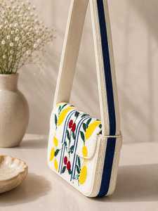Bolso de Hombro Blanco con Cuentas, Bolso de Mano Floral con Cuentas de Semillas de Cereza, Bolso de Noche Artesanal Shah Saloni, Estilo Bohemio, Ligero y Ecológico - Product Image 1