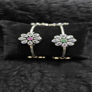 Pulseras Kada de Plata de Ley 925 con Flores, Piedras Centrales Color Jade y Circonitas Cúbicas Brillantes, 10.2 GM - Product Image 1