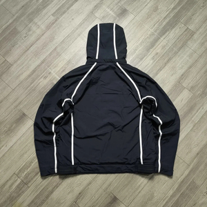 Veste coupe-vent à capuche personnalisée avec passepoil réfléchissant pour homme, en nylon froissé, avec panneaux incurvés et coutures géométriques, légère, imperméable et coupe oversize - Product Image 4