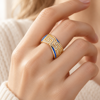 Anneau grec angulaire avec bord en opale bleue et motif serti de zircone cubique blanche en argent sterling 925