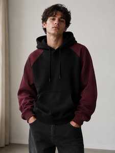 Sweat-shirt unisexe oversize à blocs de couleur noir et bordeaux, manches raglan, style streetwear décontracté, en molleton bouclette 100% coton - Product Image 6