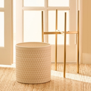 Ensemble de luxe de 2 jardinières d'intérieur blanches en relief nid d'abeille avec supports surélevés en métal brossé pour la maison, le bureau et le salon - Product Image 2