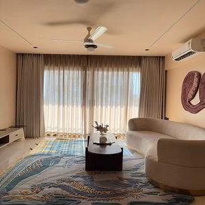 Tapis de prière moderne en laine/Tencel bleu doux, tufté à la main, avec des propriétés anti-déchirure et anti-taches - Product Image 1