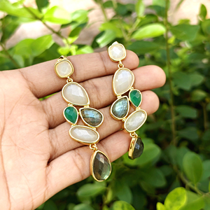ต่างหูดีไซน์ล่าสุด ประดับด้วยพลอยมูนสโตนสีขาวธรรมชาติ ลาบราดอไรต์ และออนิกซ์สีเขียว ต่างหูแบบห้อยชุบทอง 18k ต่างหูดีไซน์โดดเด่น - Product Image 3