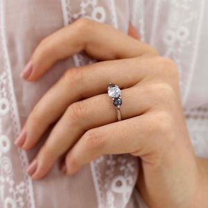 Bague de fiançailles en or blanc 10K massif pour femme, sertie de trois moissanites rondes, style treillis, trois pierres - Product Image 4