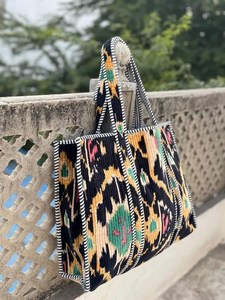 Sac à bandoulière matelassé en velours imprimé élégant pour femme – Mélange parfait de confort et de glamour - Product Image 2