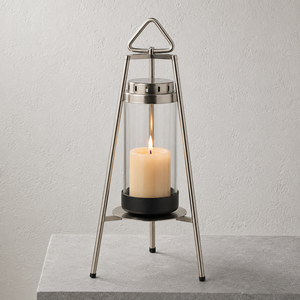 Farol de metal de latón antiguo de primera calidad con un marco contemporáneo alto y elegantes paneles de vidrio diseñados para crear un ambiente cálido y lujoso. - Product Image 6