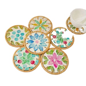 Assiette en rotin tressé naturel avec incrustations, motif floral classique fait main, décoration et cadeau de fêtes, fabriqué au Vietnam - Product Image 1