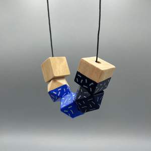 Collier en bois de conception éthique fait à la main pour femmes, artisanat en bambou et en bois - Product Image 4