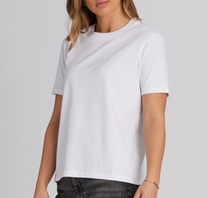 Camiseta de mujer de algodón 100% de 220 g/m², corte regular, cuello redondo, transpirable. - Product Image 2