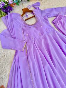 Kurti/Ensemble Salwar Anarkali tendance, couleur lavande, avec un magnifique design de col et un motif évasé, idéal pour les célébrations modernes et les fêtes. - Product Image 5