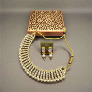 Parure de collier ras-du-cou traditionnelle ethnique certifiée, en alliage plaqué argent de haute qualité, ornée de cristaux de corail et de strass, motif floral, pour mariage et soirée - Product Image 3