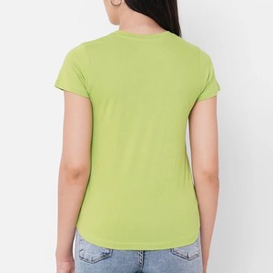 Camisetas OEM para mujer hechas con textiles de primera calidad que favorecen el movimiento y un rendimiento duradero. Venta al por mayor. - Product Image 3
