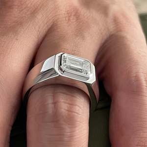 Anillo de Compromiso Elegante para Mujer con Moissanita de Corte Radiante y Engaste Invisible de 2.01 CTW, Certificado en Plata 925 Clásica - Product Image 1