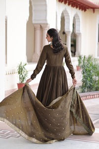 ชุดเดรส Anarkali ผ้าไหมวิชิตราระดับพรีเมียม พร้อมผ้าคลุมไหล่ ประดับด้วยงานปักเลื่อมอย่างประณีต ชุดเดรส Anarkali สำเร็จรูป - Product Image 5