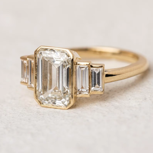 แหวนทองคำประดับมอสซาไนต์ทรงเอเมอรัลด์ 14K 18K แหวนหมั้นสำหรับผู้หญิง แหวนแบบฝังขอบเพชรทรงบาแกตต์ ประดับเพชรด้านข้าง แหวนแต่งงานสุดหรู - Product Image 1