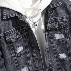 Chaqueta Vaquera Gris Minimalista con Acabado Desgastado - Textura de Lujo - Fabricación Profesional de Ropa Técnica para Comercio B2B Global - Product Image 2