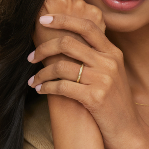 Anillo de Oro con Grabado Delicado de Hoja y Rama con Diamantes - Product Image 3