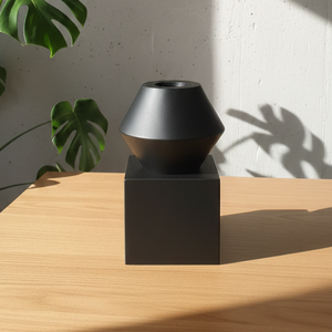 Vase géométrique moderne noir mat, pot de fleurs en métal architectural nordique, base carrée minimaliste, ornement artistique de bureau pour la décoration - Product Image 1