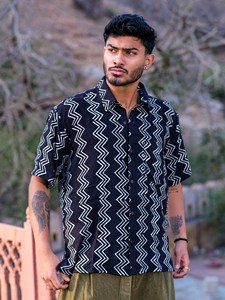 Chemise en coton pour homme, imprimée à la main en noir et blanc, imprimé Dabu du Rajasthan, chemise décontractée à manches courtes pour l'été - Product Image 3