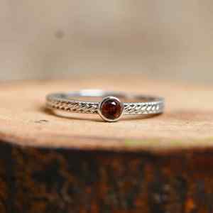 Anillo de Plata de Ley 925 con Granate Natural |   Joyería de Granate Rojo de Alta Calidad para Mujer - Product Image 2