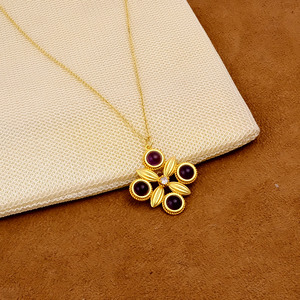 Collier pour femme vintage en laiton plaqué or avec pendentif trèfle en améthyste violette sertie de quatre pierres et chaîne à maillons réglable - El Joyero - Product Image 1