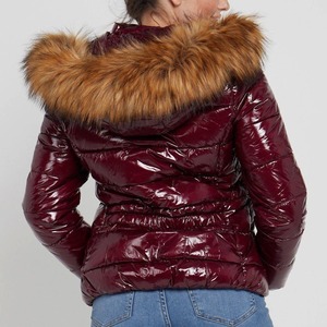 Nouvelle arrivée, manteau matelassé uni tendance, léger, automne-hiver, à capuche, fausse fourrure, veste courte zippée en duvet pour un usage quotidien - Product Image 5