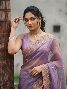 Sari de Tela de Sarga Bordada en Morado de NiMa Creations, con Borde Floral, de Secado Rápido, Tradicional, Elegante, para Bodas Indias, para Mujer, Talla Regular - Product Image 2
