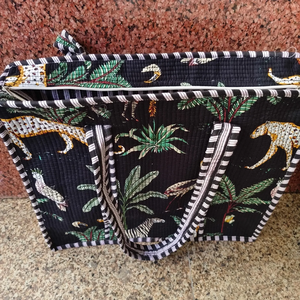 กระเป๋าโท้ทผ้าควิลท์ลายเสือดาว ม้าลาย ต้นปาล์มเขตร้อน ปิดด้วยซิป ผ้าฝ้ายเนื้อนุ่ม เย็บแบบกันธา - Product Image 3