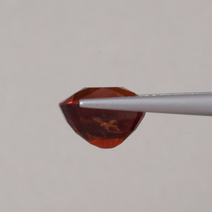 เฮสโซไนต์สีแดงธรรมชาติขายส่ง น้ำหนัก 5.22 กะรัต รูปทรงคุชชั่น 10.5x9 มม. สีอ่อน ได้รับการรับรองจาก IGI คุณภาพเยี่ยม สำหรับทำเครื่องประดับ - Product Image 2