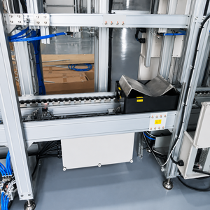 Línea de Ensamblaje con Transportador de Rodillos Semiautomático y Mecanismo de Transferencia de Palés Ajustable para Manejo en la Industria Manufacturera - Product Image 1