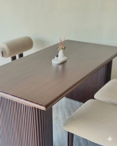 Table à manger contemporaine à piétement cannelé avec chaises de salle à manger en forme de baril – Fournisseur de mobilier de luxe pour l'hôtellerie - Product Image 2