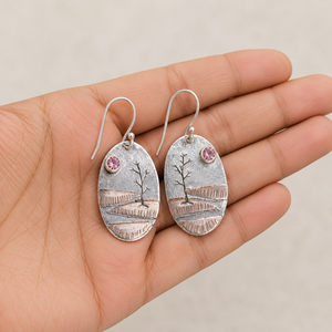 Boucles d'oreilles pendantes bohèmes en argent oxydé, motif arbre, faites à la main, thème nature - Product Image 3