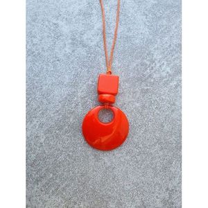 Collier artisanal en résine et bois avec texture de bois naturel, composants de bijoux faits à la main - Product Image 4