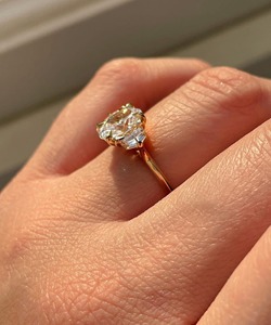 Bague de fiançailles ovale en moissanite 2 carats, bague demi-lune trilogie en or 14 carats, diamant de laboratoire, bijoux fins pour femmes - Product Image 3