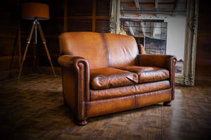 Sofá Chesterfield de Dos Plazas al Por Mayor con Estilo Clásico Tetrad Prince en Cuero Marrón Antiguo, Duradero, a Precio de Exportación - Product Image 2