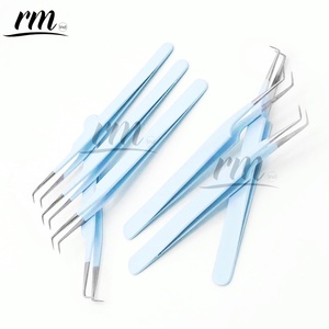 Pinzas para Pestañas RMI de Alta Calidad con Logotipo Personalizado, de Acero Inoxidable, Curvadas a 90 Grados, con Punta Plateada, Duraderas, con Recubrimiento en Polvo Azul Cielo - Product Image 3