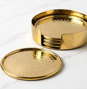 Ensemble de sous-verres octogonaux en laiton avec motifs de médaillons floraux en relief, présentés dans une boîte assortie, disponibles à prix de gros. - Product Image 5