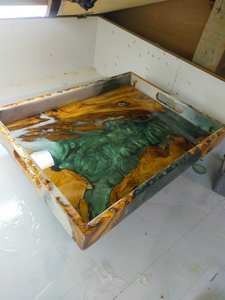 Plateau de service en bois et résine époxy Emerald River, fait main, bord naturel, plateau décoratif pour table basse - Product Image 3