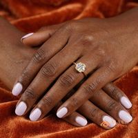Anillo de compromiso elegante para mujer con halo de moissanita chapado en oro, estilo NY, joyería de lujo, regalo de moda, anillo de corte ovalado para ella.